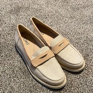 TOMS Wear Good Women's Cream and Tan Loafers